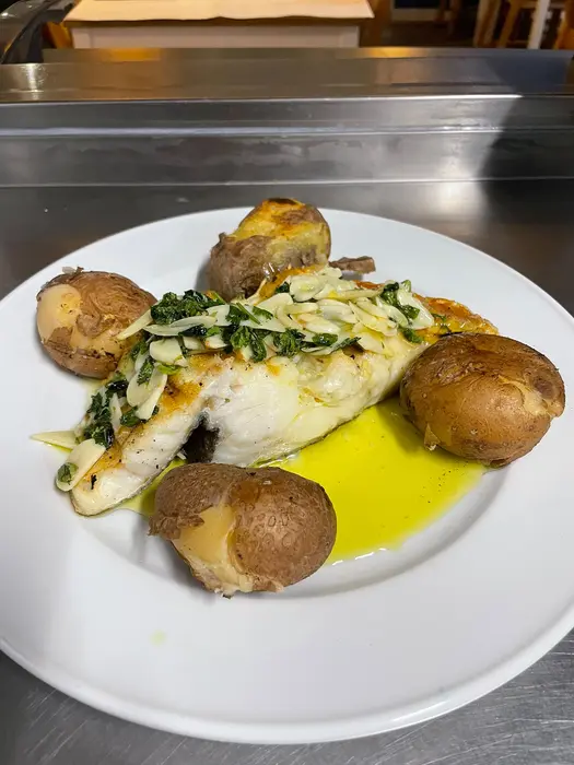 Lombo de bacalhau com azeite, alho e coentros, e batata a murro