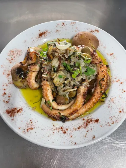 Polvo à lagareiro com azeite, cebola, coentros e batata a murro