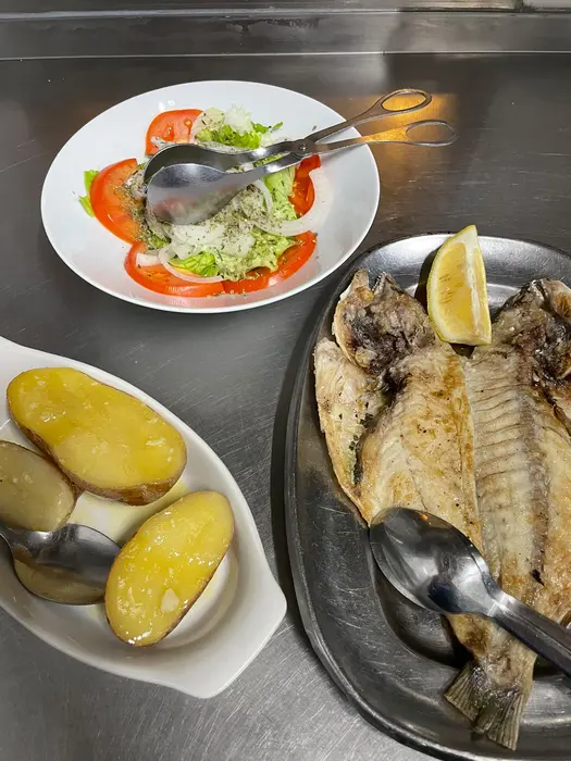 Peixe assado servido com batata cozida e salada mista